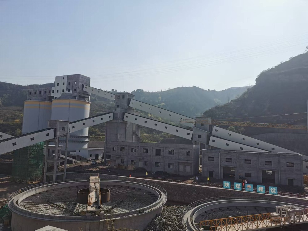 陜煤建設韓城分公司土建十一項目部：多項超規模危大工程鋼桁架一次性吊裝成功