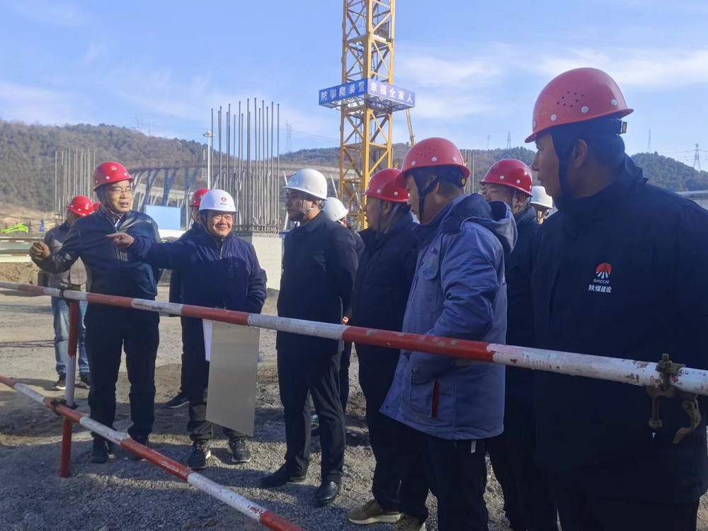 黃陵礦業(yè)集團(tuán)有限責(zé)任公司副總經(jīng)理薛國華深入陜煤建設(shè)基層項(xiàng)目檢查指導(dǎo)