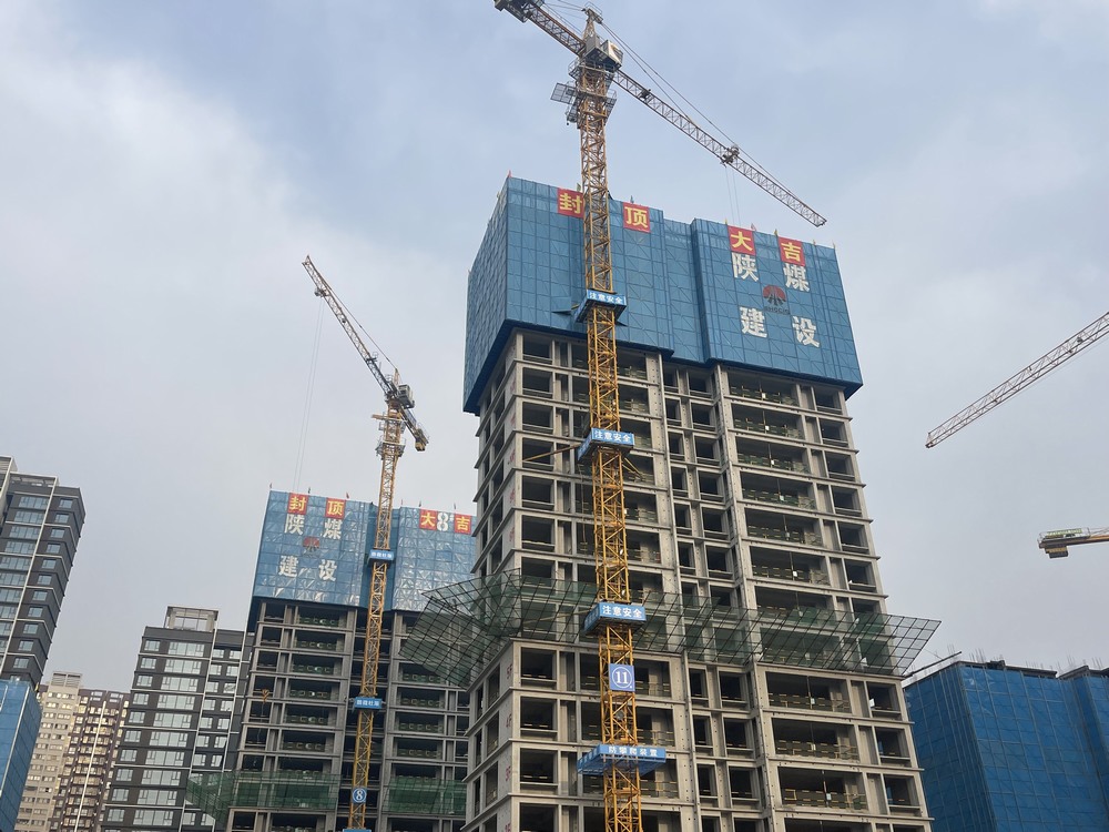 陜煤建設(shè)新龍城直屬項目部承建的銅川新龍城一期項目三標(biāo)段8#、11#樓順利封頂