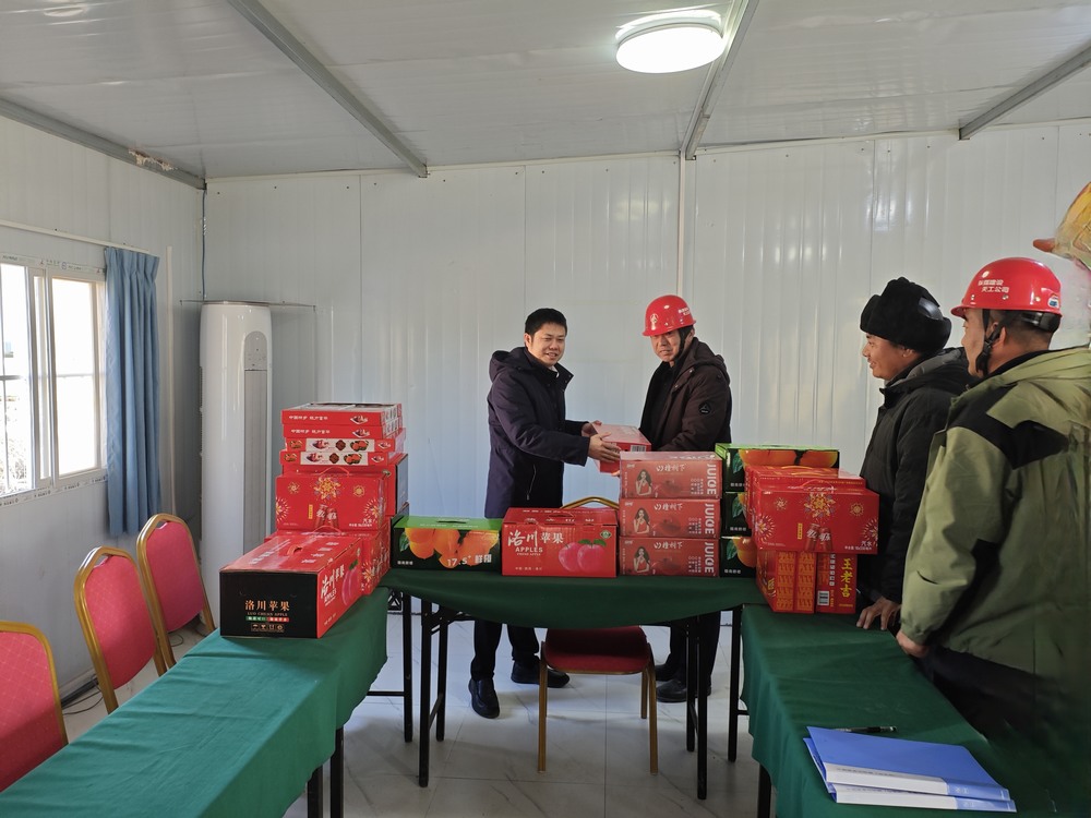 陜西彬長文家坡礦業(yè)有限公司副總經(jīng)理、總工程師王飛深入天工公司基層項(xiàng)目部慰問