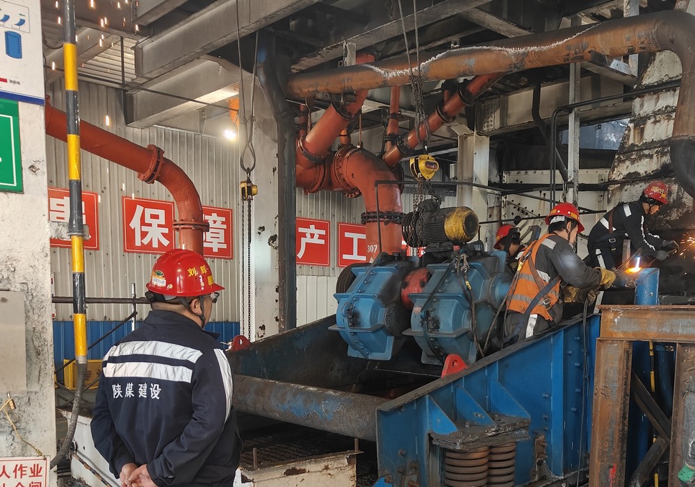 陜煤建設洗選煤運營公司第二項目部：新年破曉，檸條塔煤礦主洗車間預濕篩與矸石脫介篩 “迭代升級” 之戰(zhàn)打響