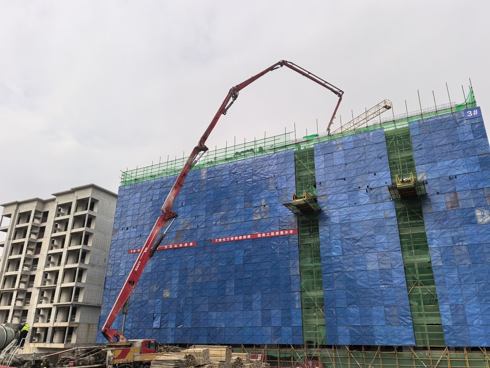 陜煤建設天工公司承建的大秦·山水逸境項目3#樓工程主體結(jié)構(gòu)順利封頂