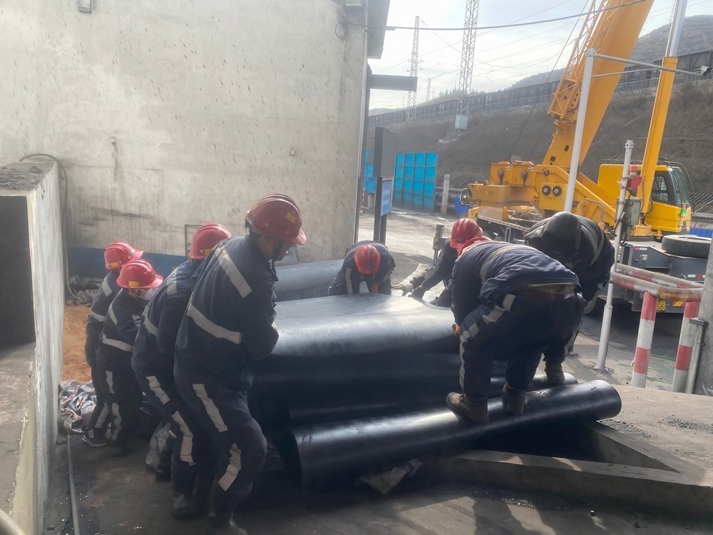 陜煤建設(shè)韓城分公司張家峁項(xiàng)目部圓滿完成張家峁煤礦快速裝車(chē)站601膠帶機(jī)膠帶更換項(xiàng)目檢修任務(wù)