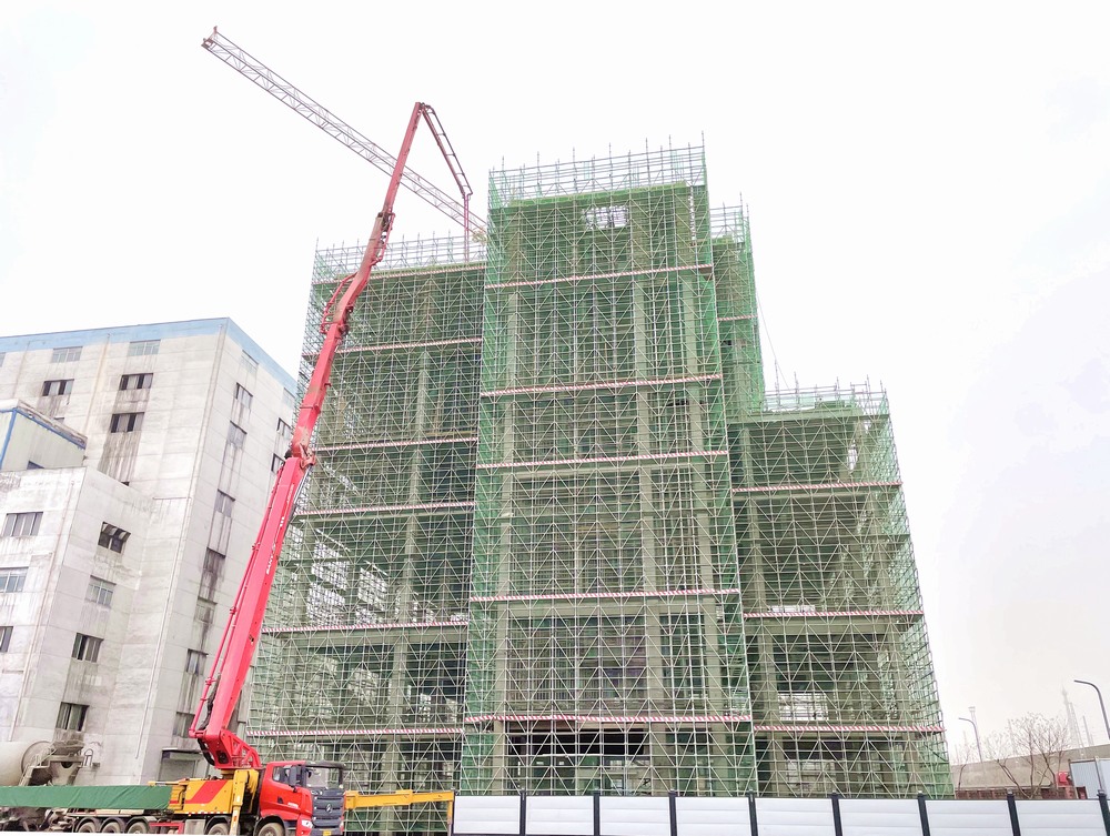 陜煤建設天工公司承建的小保當篩分破碎車間工程主體結構順利封頂