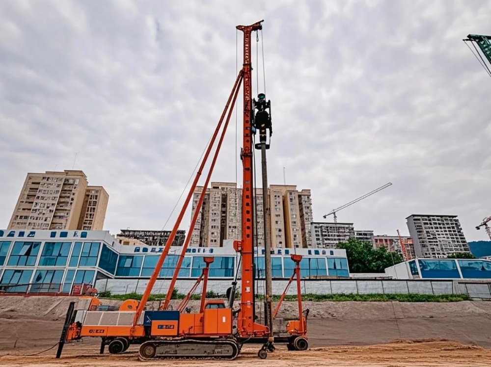 陜煤建設(shè)天工公司土建第二十七項(xiàng)目部：從“施工”到“綠建”，環(huán)保鉆機(jī)為浐灞住宅項(xiàng)目注入生態(tài)動(dòng)能