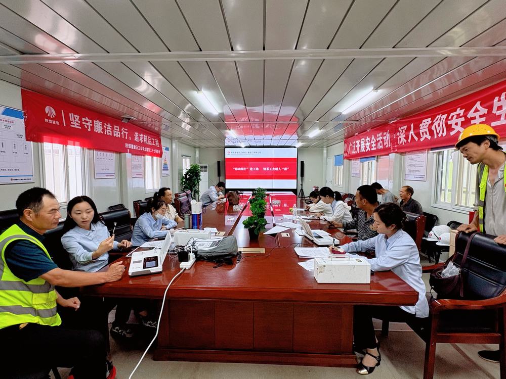 陜煤建設(shè)天工公司土建第二十七項(xiàng)目部聯(lián)合浦發(fā)銀行開(kāi)展農(nóng)民工工資卡專(zhuān)項(xiàng)辦理活動(dòng)