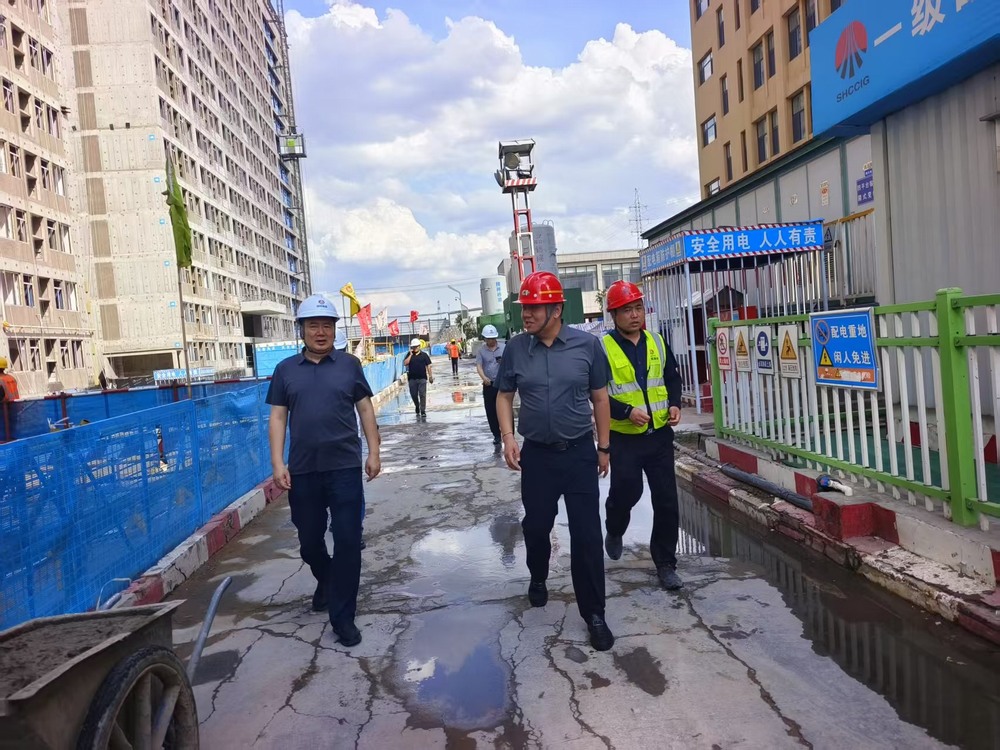 陜西省建設(shè)工程質(zhì)量安全監(jiān)督總站站長鄭海平一行蒞臨檸條塔煤礦新建3#、4#員工公寓樓項目檢查指導(dǎo)工作