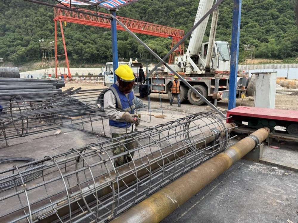 陜煤建設銅煤公司：黃陵店頭電廠二期建設者迎“烤”驗，千根樁基提前拔地而起