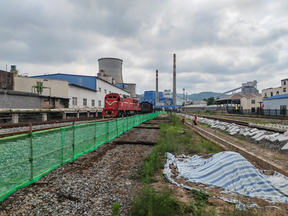 陜煤建設(shè)路橋分公司黃陵項(xiàng)目部迎雨季、戰(zhàn)酷暑、攻堅(jiān)沖刺保工期