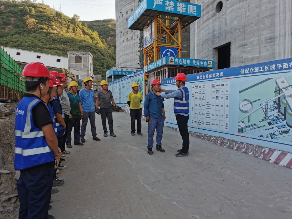 陜煤建設(shè)韓城分公司土建十一項(xiàng)目部：每日一聚話安全，工地防線牢又堅(jiān)
