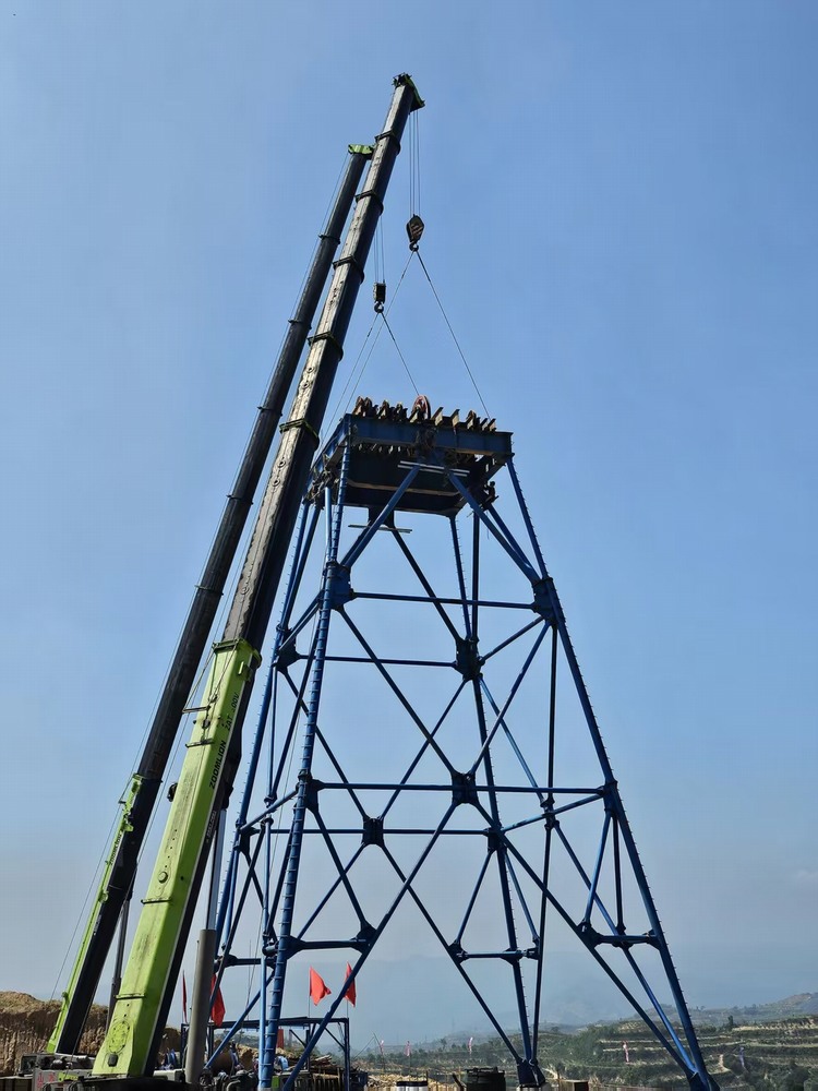 陜煤建設(shè)礦建二公司承建的桑樹坪煤礦回風(fēng)立井天輪平臺起吊安裝完成