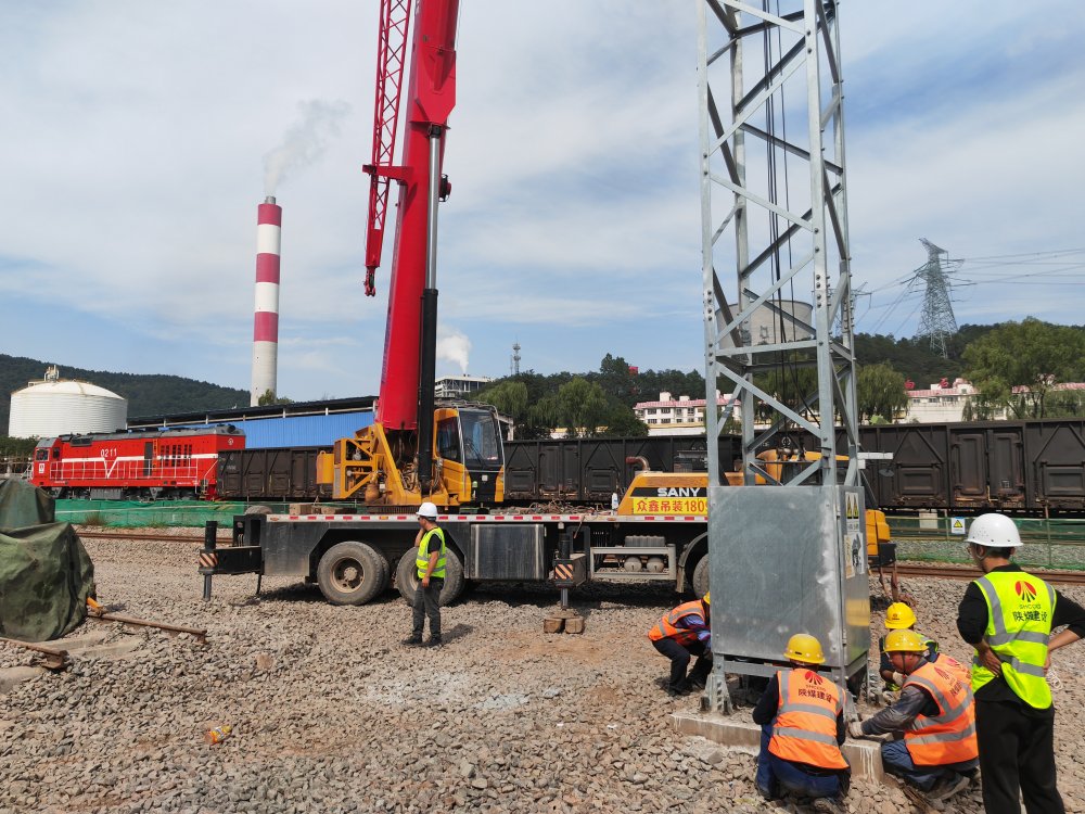 陜煤建設(shè)路橋分公司黃陵項(xiàng)目部圓滿完成信號燈塔吊裝作業(yè)