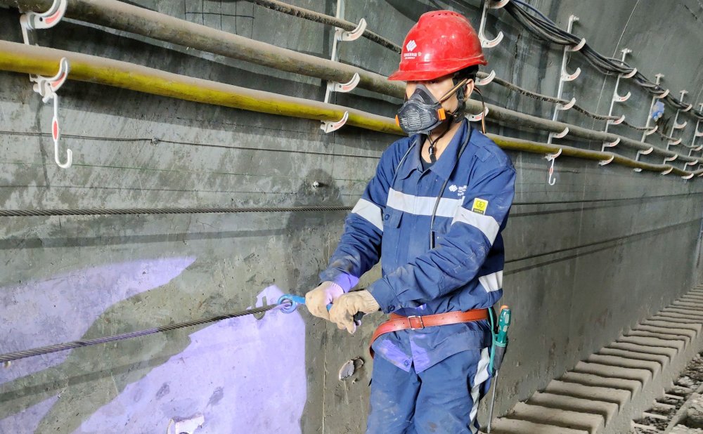 爬坡不用“喘粗氣”！玻璃溝煤礦行人助行裝置投運(yùn)，省力更暖心