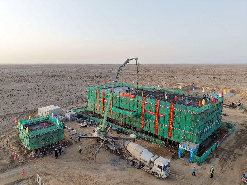 陜煤集團(tuán)新疆公司兵團(tuán)第十三師新星市30萬千瓦光伏發(fā)電項目升壓匯集站生產(chǎn)綜合樓、警衛(wèi)傳達(dá)室順利封頂