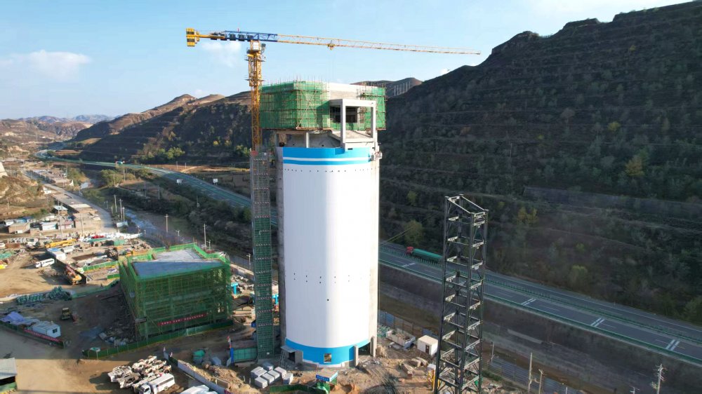 提前2天落位！橫山天云煤礦棧橋鋼支架架起“運(yùn)輸樞紐”，12月投產(chǎn)再添保障