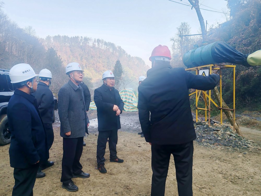 陜煤集團(tuán)總經(jīng)理助理、陜煤電力集團(tuán)黨委書記、董事長(zhǎng)馮平安一行深入西鄉(xiāng)抽蓄電站勘探平硐項(xiàng)目現(xiàn)場(chǎng)檢查指導(dǎo)前期準(zhǔn)備工作