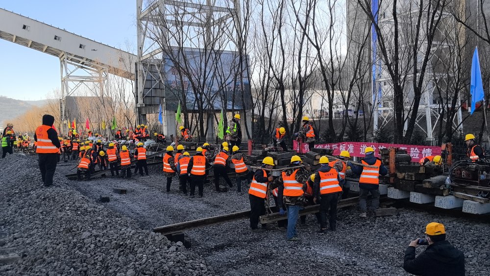 極限挑戰(zhàn)！“天窗”點啃下鐵路道岔施工硬骨頭