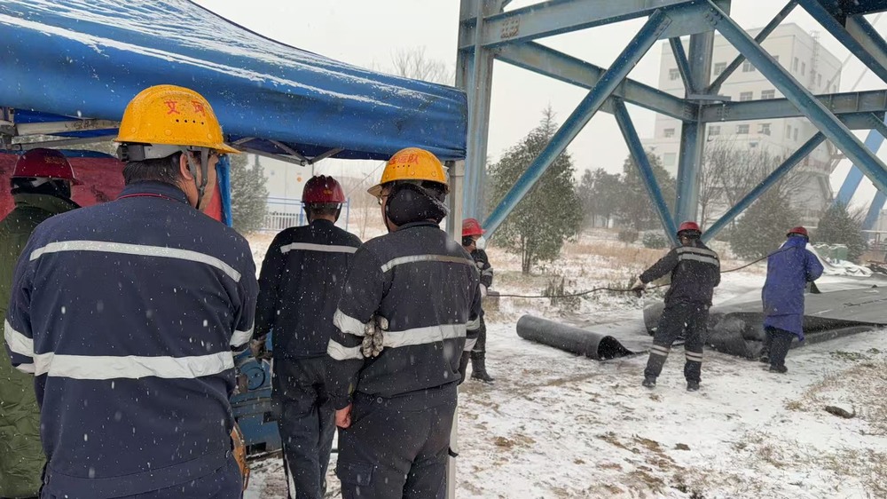 陜煤建設洗選煤運營公司澄合山陽運營項目部：凜風裹雪換皮帶  堅守崗位迎新年
