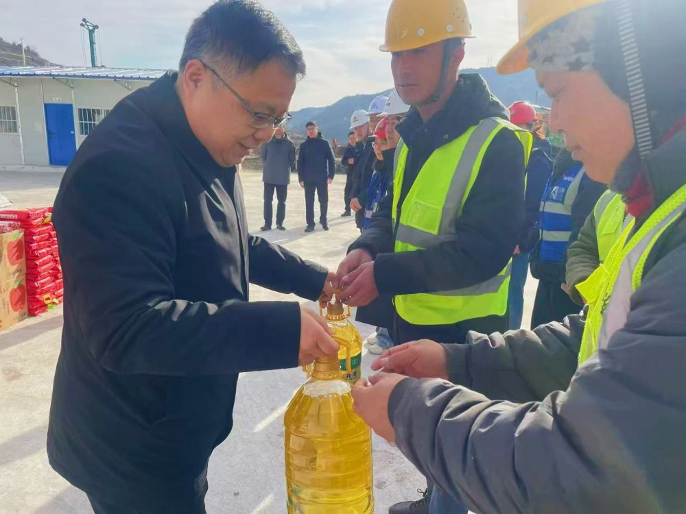 韓城市委副書記張景鋒赴陜煤建設(shè)韓城分公司承建的韓城北站物流集運(yùn)中心工程項(xiàng)目施工現(xiàn)場慰問一線職工