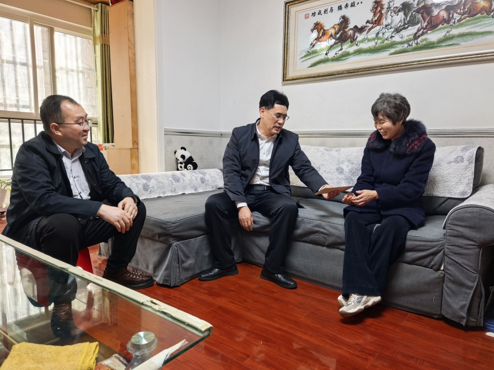 司正林走訪慰問困難職工家屬