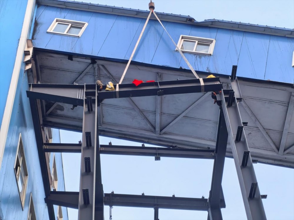 陜煤建設天工公司土建第二十五項目部韓家灣項目新增主廠房鋼結構順利封頂！